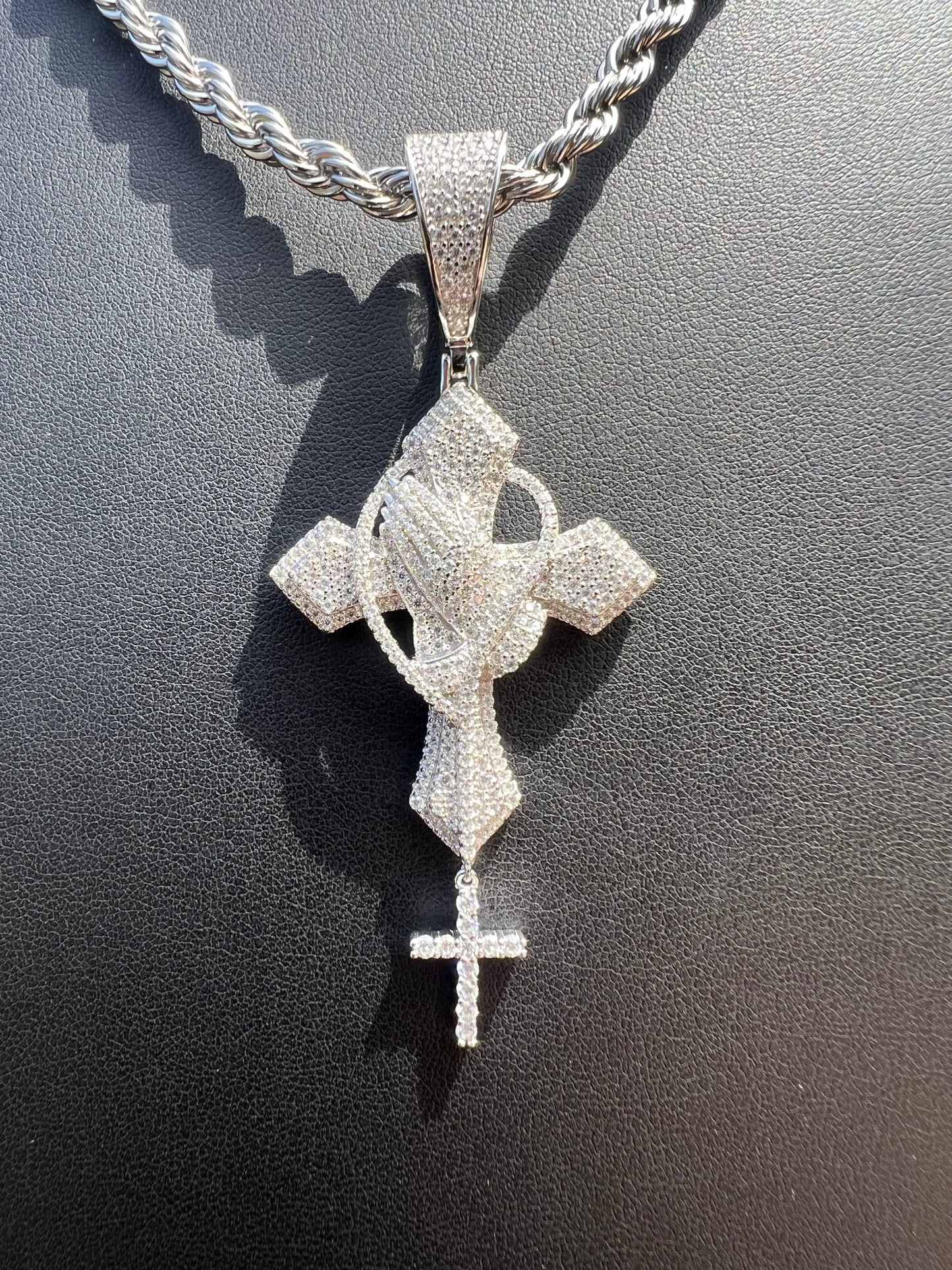 VVS Moissanite Praying Hand Pendant