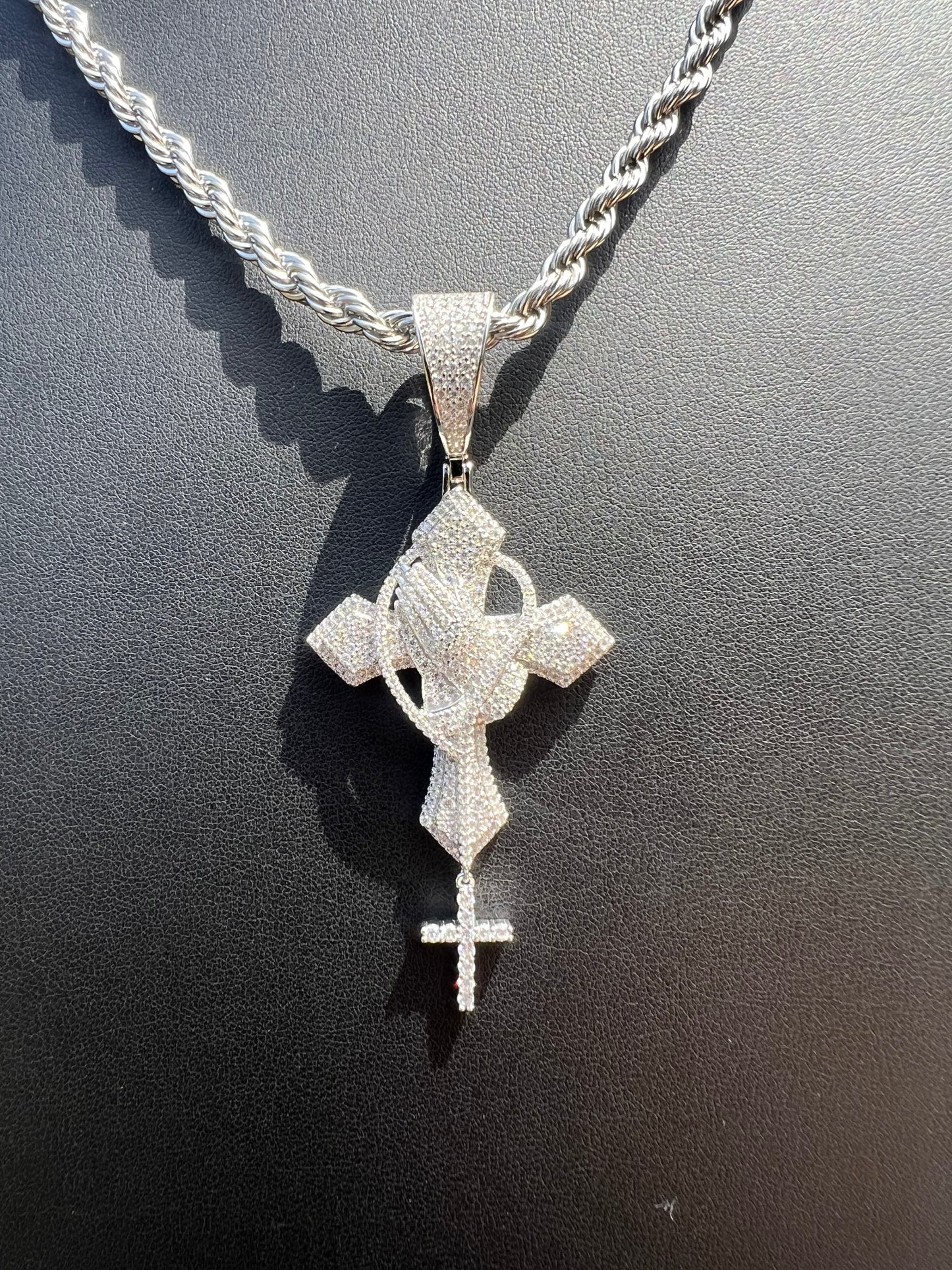 VVS Moissanite Praying Hand Pendant